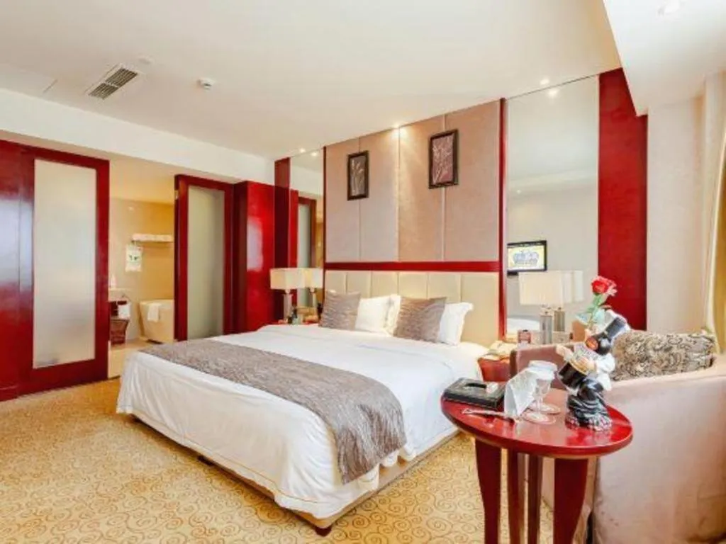 Bed in Chengdu Yinsheng International Hotel