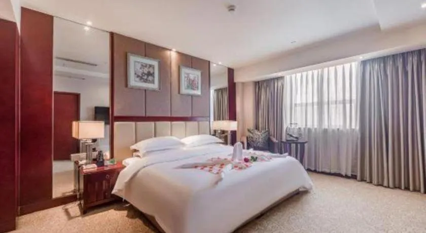 Bed in Chengdu Yinsheng International Hotel