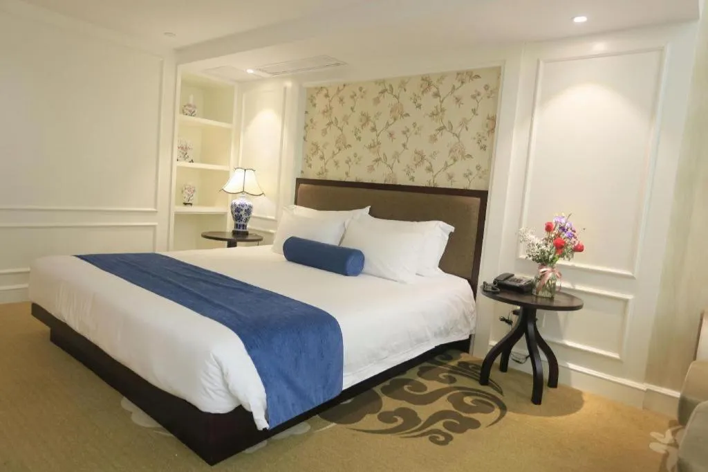 Bed in Ningbo East Shipu Hotel