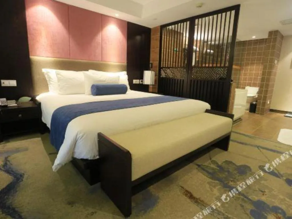 Bed in Ningbo East Shipu Hotel
