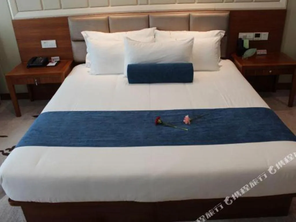 Bed in Ningbo East Shipu Hotel