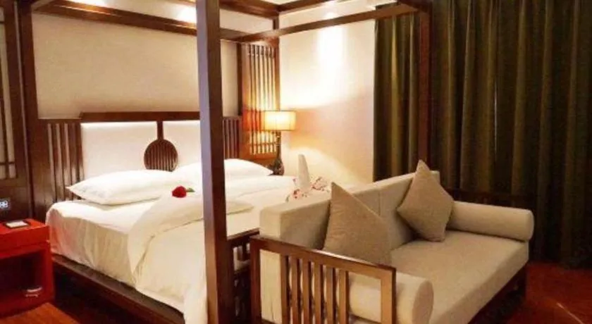 Bed in Kunming Zhong Huang Hotel