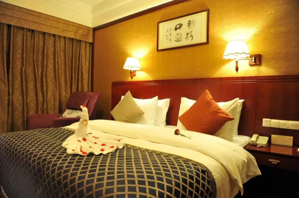 Bed in Kunming Zhong Huang Hotel