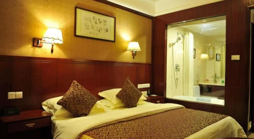 Bed in Kunming Zhong Huang Hotel