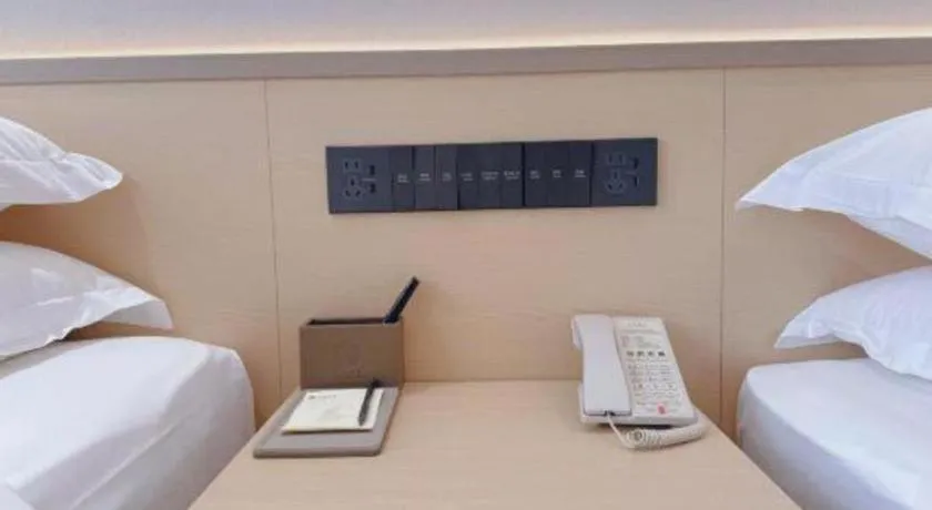 Bed in Kunming Zhong Huang Hotel