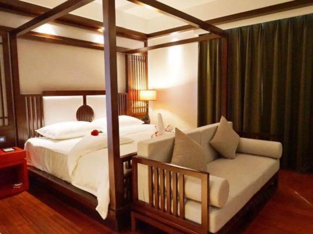 Bed in Kunming Zhong Huang Hotel