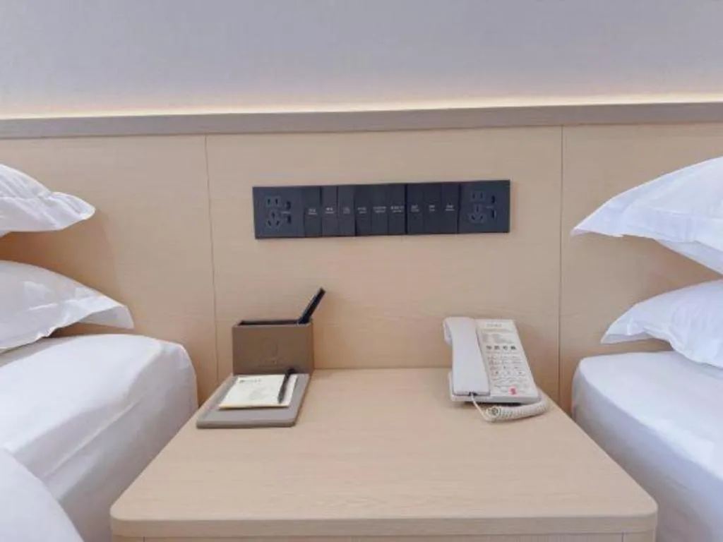 Bed in Kunming Zhong Huang Hotel