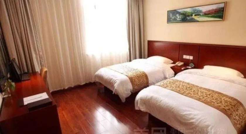Bed in GreenTree Inn Shanghai Songjiang Xinqiao Jiuxin Road Express Hotel
