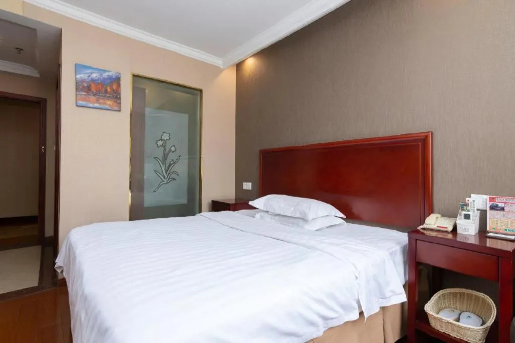 Bed in GreenTree Inn Shanghai Songjiang Xinqiao Jiuxin Road Express Hotel