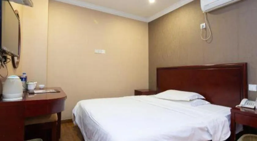 Bed in GreenTree Inn Shanghai Songjiang Xinqiao Jiuxin Road Express Hotel