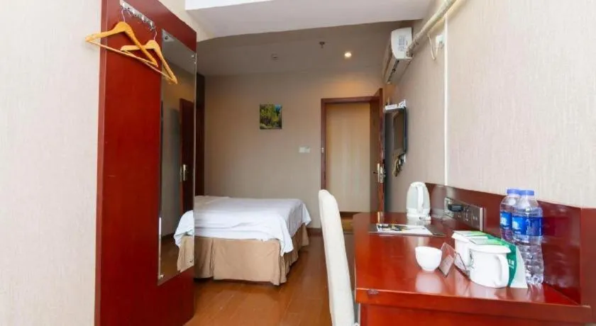 Bed in GreenTree Inn Shanghai Songjiang Xinqiao Jiuxin Road Express Hotel