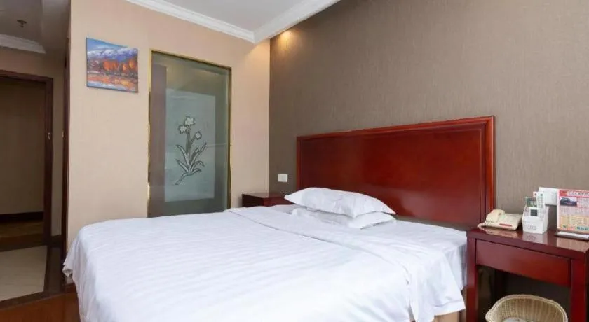 Bed in GreenTree Inn Shanghai Songjiang Xinqiao Jiuxin Road Express Hotel
