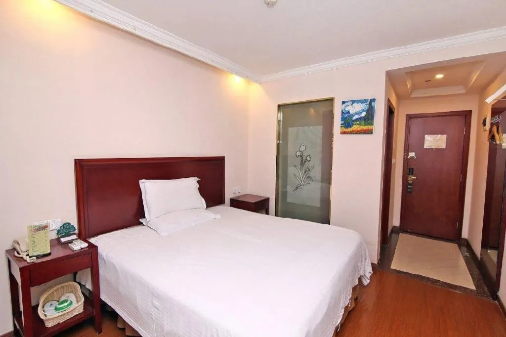 Bed in GreenTree Inn Shanghai Songjiang Xinqiao Jiuxin Road Express Hotel