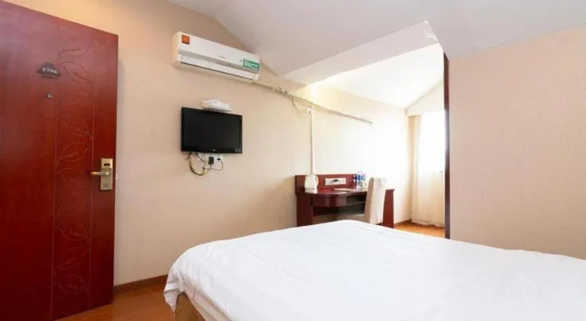 Bed in GreenTree Inn Shanghai Songjiang Xinqiao Jiuxin Road Express Hotel