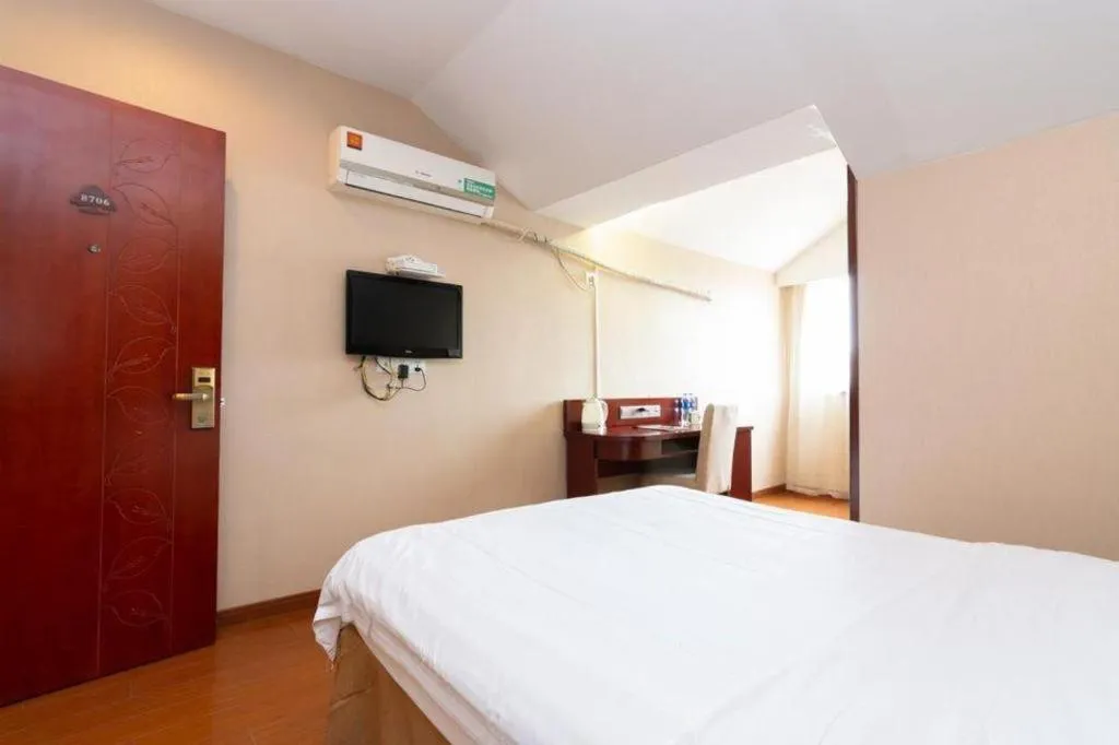 Bed in GreenTree Inn Shanghai Songjiang Xinqiao Jiuxin Road Express Hotel