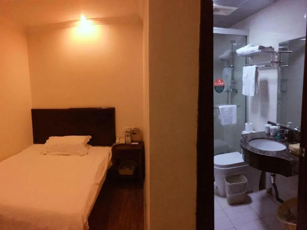 Bed in GreenTree Inn Shanghai Songjiang Xinqiao Jiuxin Road Express Hotel