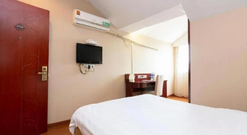 Bed in GreenTree Inn Shanghai Songjiang Xinqiao Jiuxin Road Express Hotel