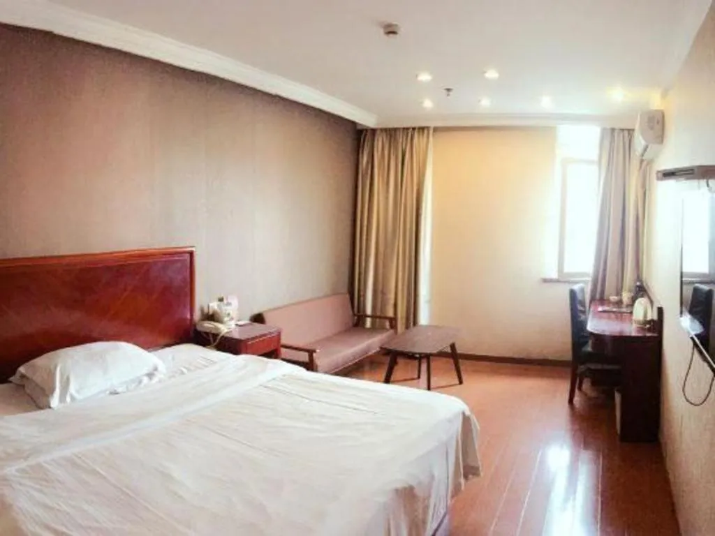 Bed in GreenTree Inn Shanghai Songjiang Xinqiao Jiuxin Road Express Hotel