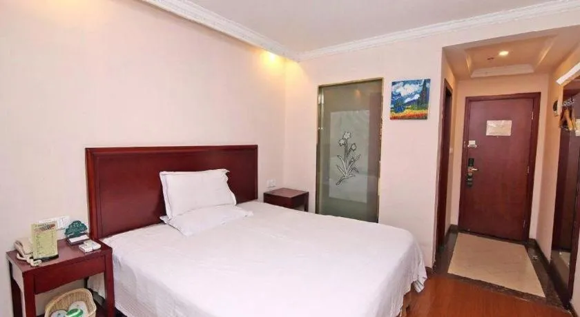 Bed in GreenTree Inn Shanghai Songjiang Xinqiao Jiuxin Road Express Hotel