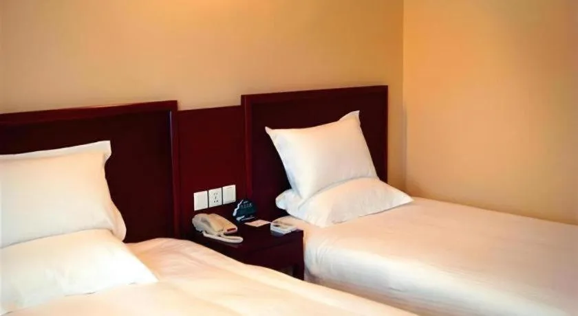 Bed in GreenTree Inn Shanghai Songjiang Xinqiao Jiuxin Road Express Hotel