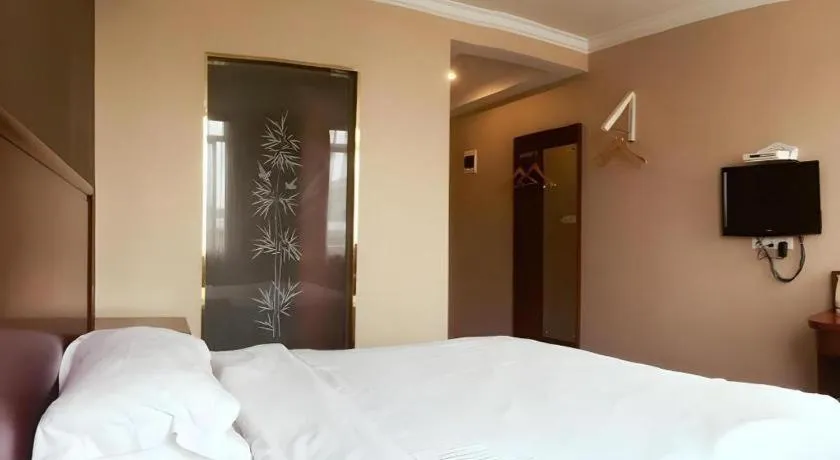 Bed in GreenTree Inn Shanghai Songjiang Xinqiao Jiuxin Road Express Hotel