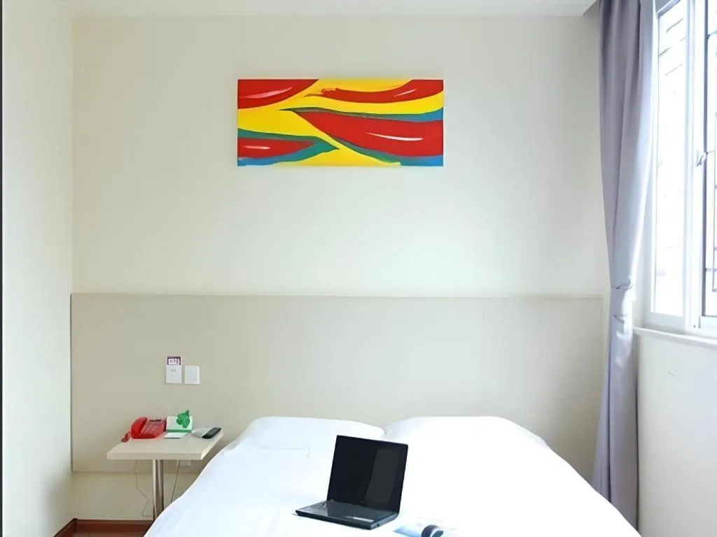 Bed in Kunlun Leju Business Hotel Kaifeng Gulou