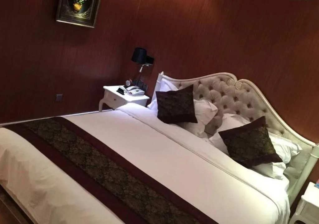 Bed in Metropark Hotel