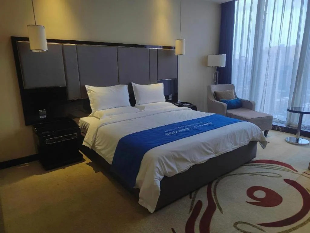 Bed in Pacific Regency Hotel Shenyang