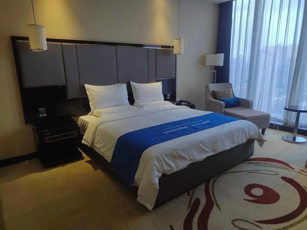 Bed in Pacific Regency Hotel Shenyang