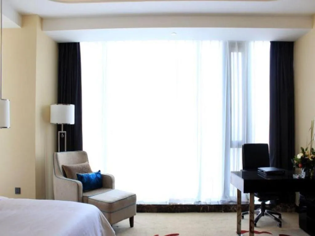 Bed in Pacific Regency Hotel Shenyang