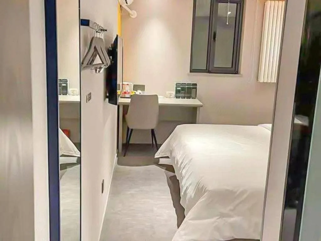 Bed in 7 Days Inn Beijing Tongzhou Universal Studio Linheli Metro Station