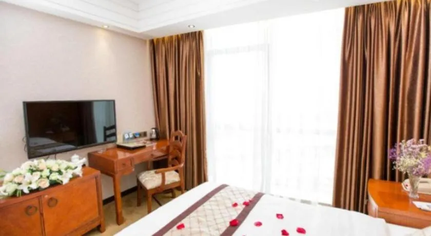 Bed in Auspicious Hotel