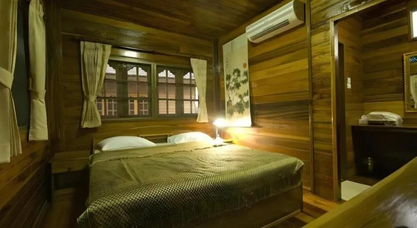 Bed in Little Home Beach