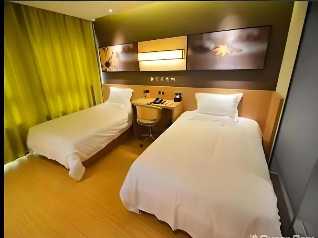 Bed in IU Hotel Zhengzhou Xinzheng Sias International University Branch