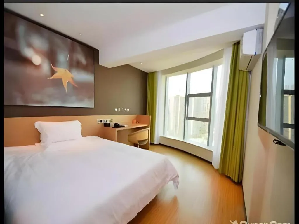 Bed in IU Hotel Zhengzhou Xinzheng Sias International University Branch