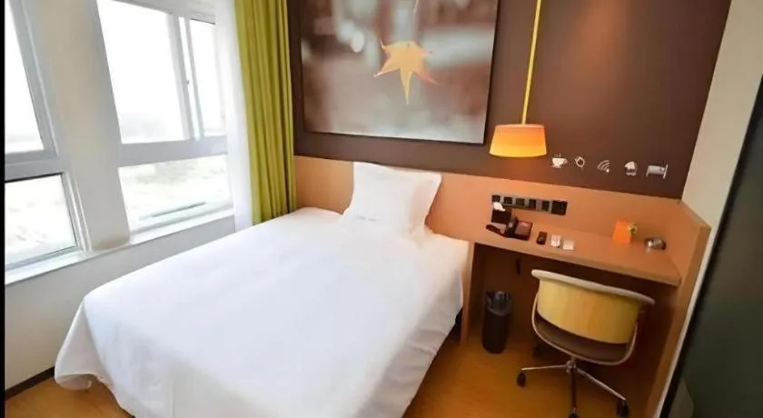 Bed in IU Hotel Zhengzhou Xinzheng Sias International University Branch