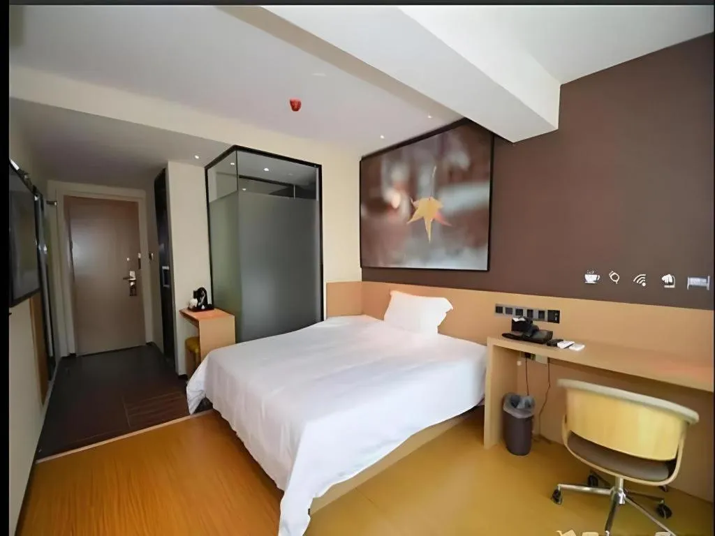 Bed in IU Hotel Zhengzhou Xinzheng Sias International University Branch