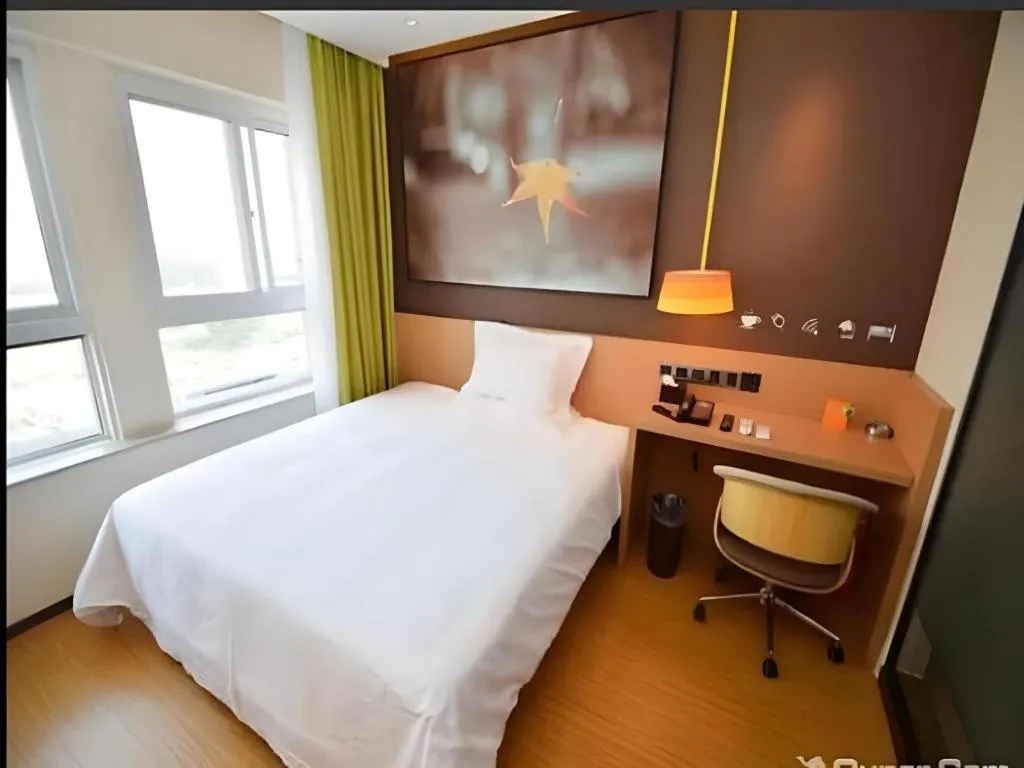 Bed in IU Hotel Zhengzhou Xinzheng Sias International University Branch
