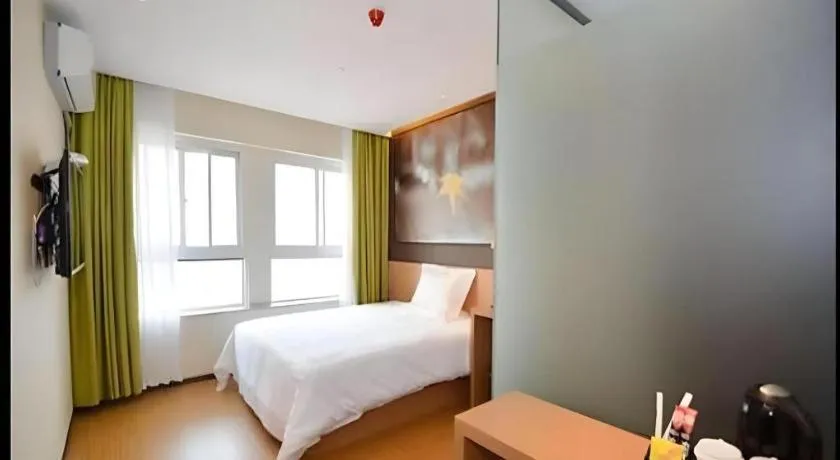 Bed in IU Hotel Zhengzhou Xinzheng Sias International University Branch