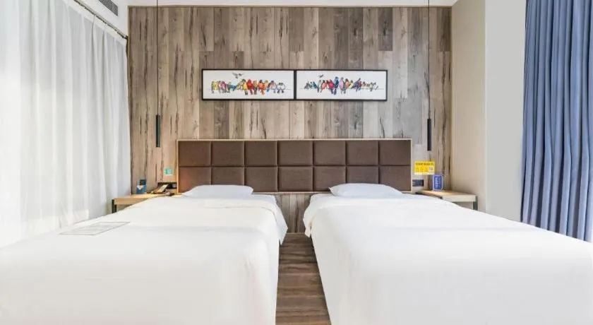 Bed in Qingdao Elegance Hotel