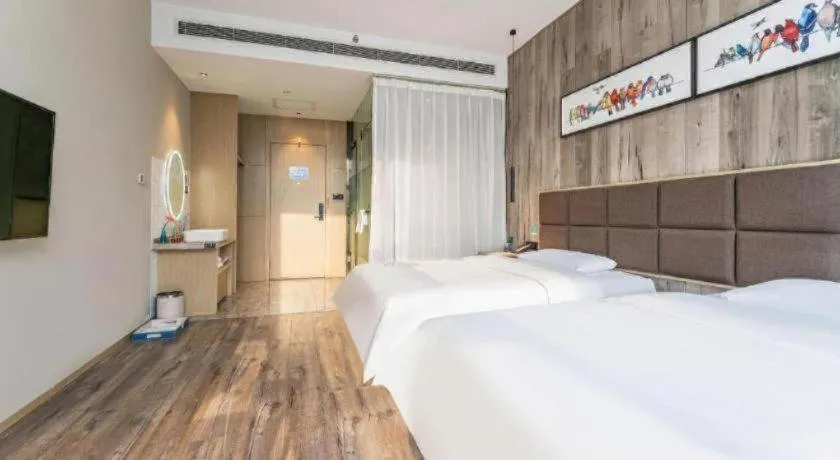 Bed in Qingdao Elegance Hotel