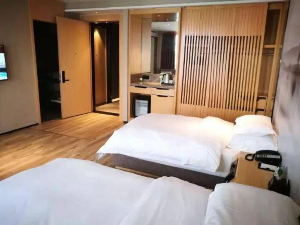 Bed in Qingdao Elegance Hotel