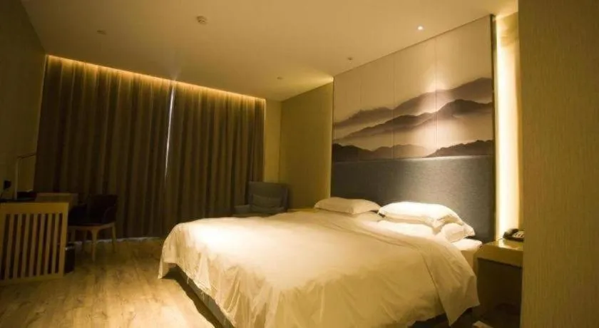 Bed in Qingdao Elegance Hotel