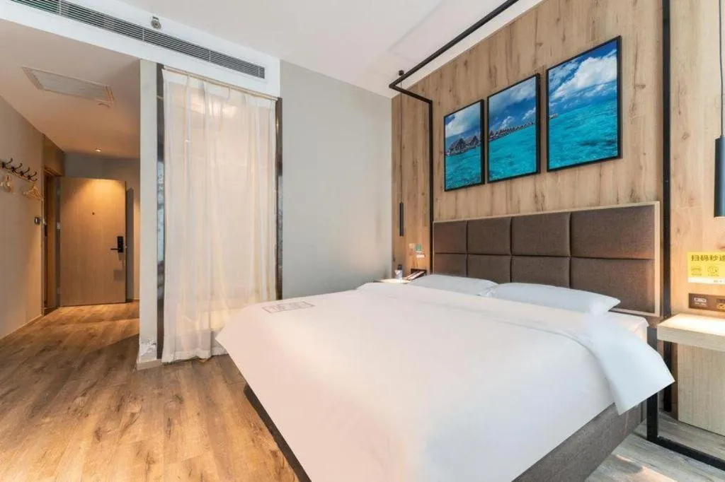 Bed in Qingdao Elegance Hotel