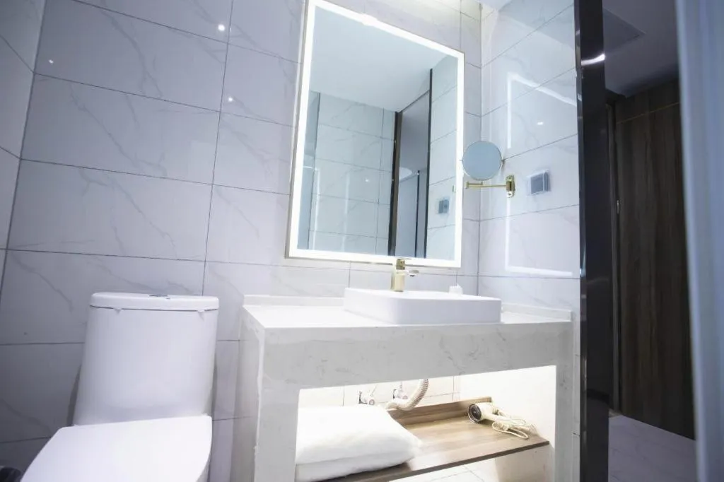 7 Days Inn Yingshang Lanxing Building Materials Market