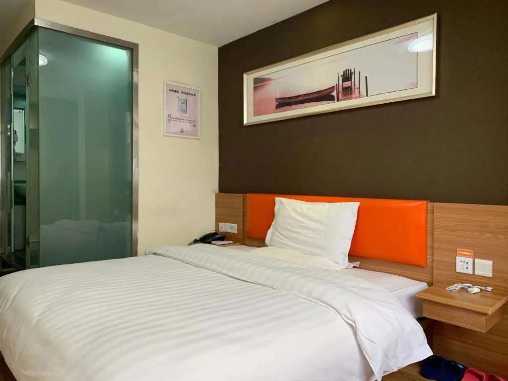 Bed in 7 Days Inn Yingshang Lanxing Building Materials Market