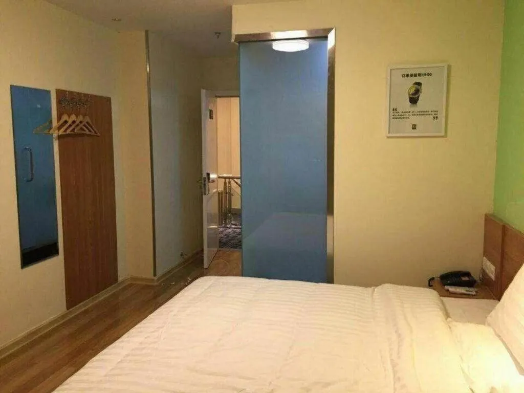 Bed in 7 Days Inn Yingshang Lanxing Building Materials Market