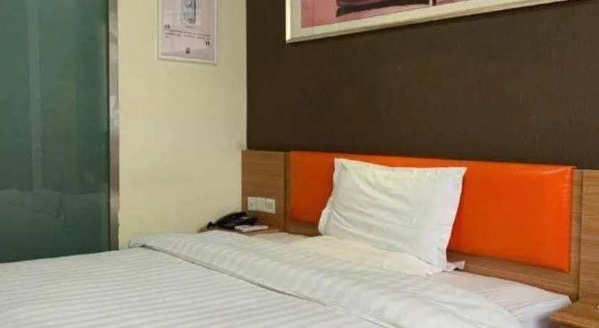 Bed in 7 Days Inn Yingshang Lanxing Building Materials Market
