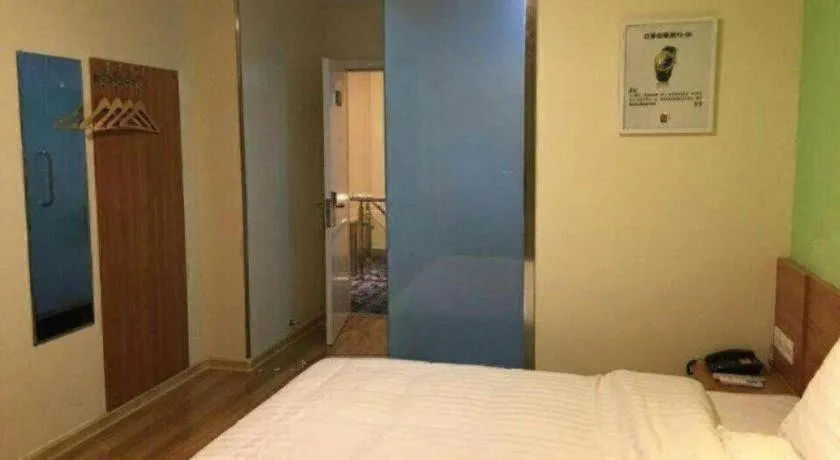 Bed in 7 Days Inn Yingshang Lanxing Building Materials Market