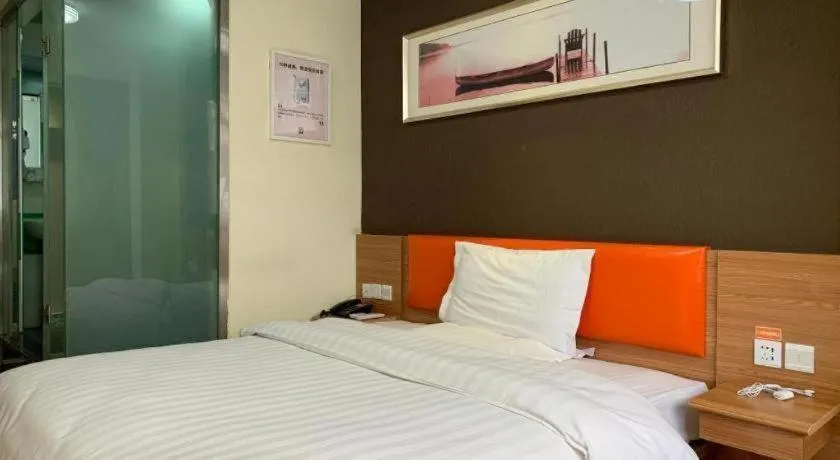 Bed in 7 Days Inn Yingshang Lanxing Building Materials Market